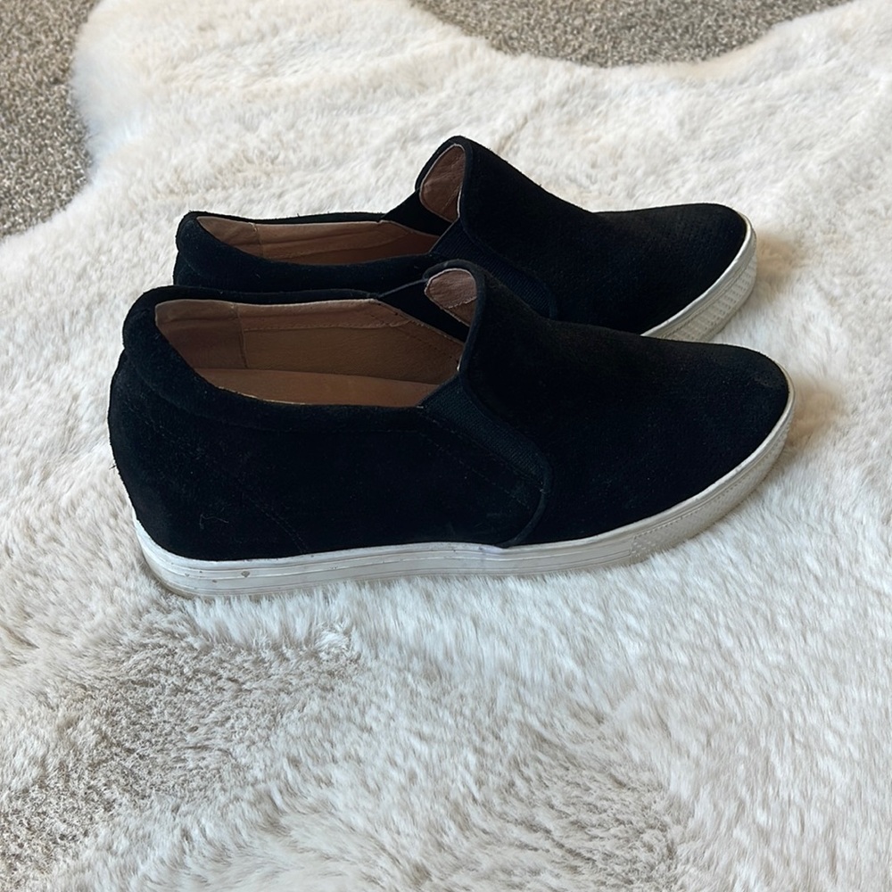 Black wedge shoes
